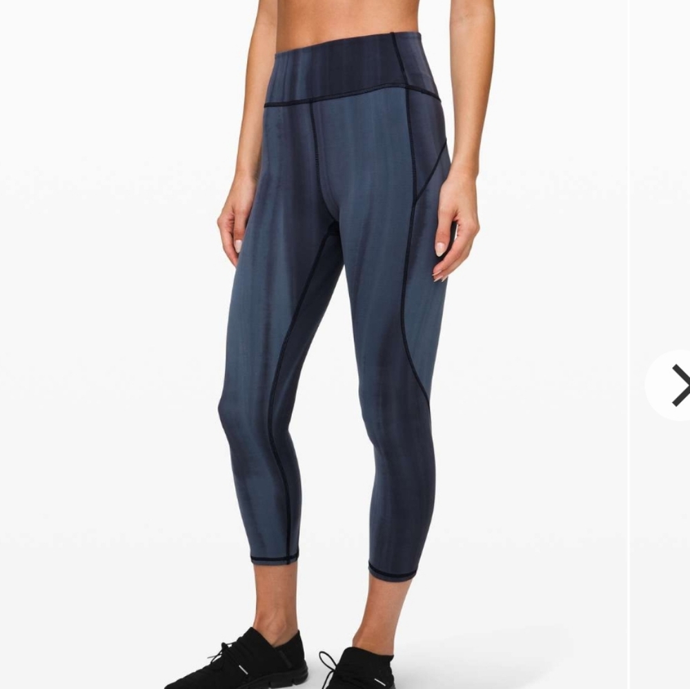 Lululemon In Movement Crop 23" Linear Spray Dye White Black